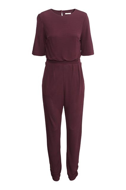 Nếu bạn có phần ngực nhỏ, hãy mặc kiểu jumpsuit hở lưng để khoe một chút da thịt hoặc chọn những bộ trang phục không cần mặc áo ngực cũng không sao dành cho tiệc tối.