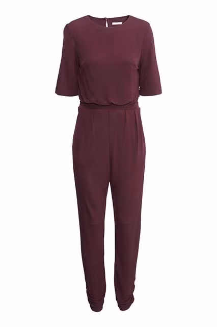 Nếu bạn có phần ngực nhỏ, hãy mặc kiểu jumpsuit hở lưng để khoe một chút da thịt hoặc chọn những bộ trang phục không cần mặc áo ngực cũng không sao dành cho tiệc tối.