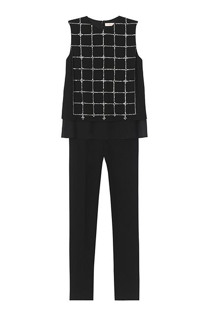 Nếu bạn sợ mình thẳng đuột không có đường cong, một bộ jumpsuit có họa tiết ở phần thân trên 2 lớp sẽ tạo ra vài đường cong ảo cho bạn.