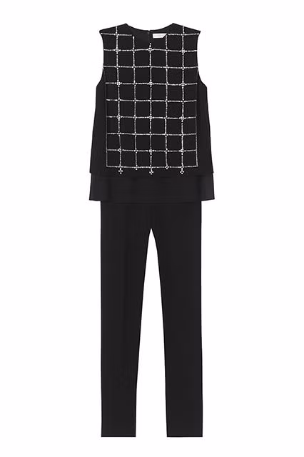 Nếu bạn sợ mình thẳng đuột không có đường cong, một bộ jumpsuit có họa tiết ở phần thân trên 2 lớp sẽ tạo ra vài đường cong ảo cho bạn.