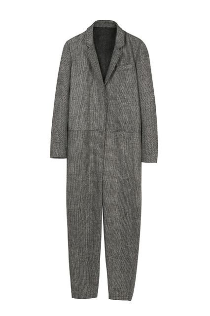 Nếu bạn có dáng người quả táo hoặc không thích những bộ trang phục thắt eo, hãy chọn những bộ jumpsuit dáng xuông hơi lùng thùng để không bị chú ý đến phần thân giữa.