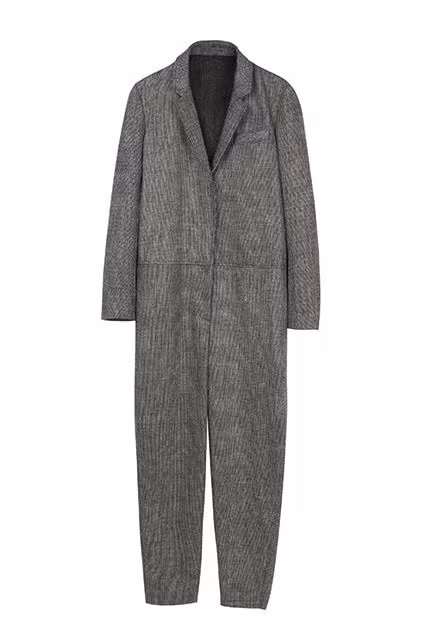 Nếu bạn có dáng người quả táo hoặc không thích những bộ trang phục thắt eo, hãy chọn những bộ jumpsuit dáng xuông hơi lùng thùng để không bị chú ý đến phần thân giữa.