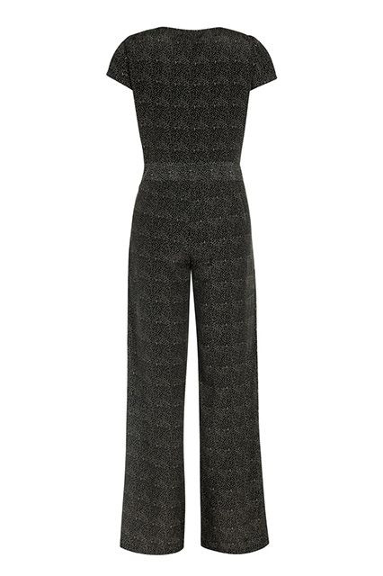 Nếu bạn là cô nàng "lưng dài chân ngắn", những bộ jumpsuit dành cho những dáng người cao như thế này sẽ là sự lựa chọn phù hợp với bạn, đồng thời họa tiết trên thân áo cũng là chi tiết ngụy trang vòng eo của bạn.