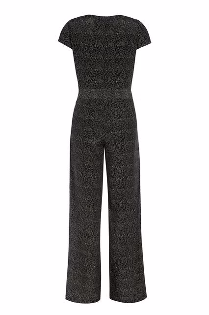 Nếu bạn là cô nàng "lưng dài chân ngắn", những bộ jumpsuit dành cho những dáng người cao như thế này sẽ là sự lựa chọn phù hợp với bạn, đồng thời họa tiết trên thân áo cũng là chi tiết ngụy trang vòng eo của bạn.