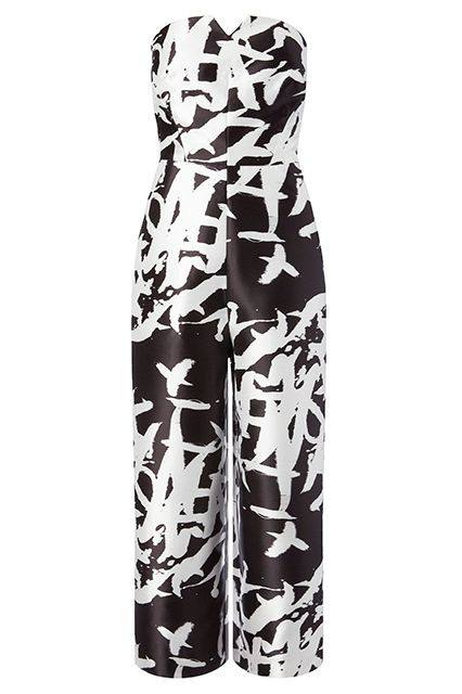 Nếu có thân hình đồng hồ cát, hãy chọn bộ jumpsuit không dây họa tiết vì không phải ai cũng có những đường cong để mặc bộ trang phục này.