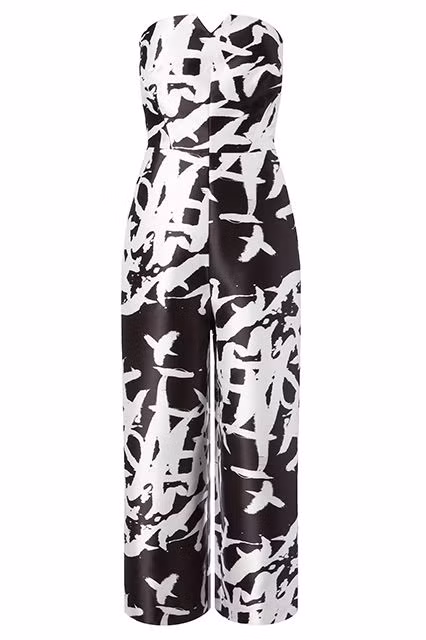 Nếu có thân hình đồng hồ cát, hãy chọn bộ jumpsuit không dây họa tiết vì không phải ai cũng có những đường cong để mặc bộ trang phục này.