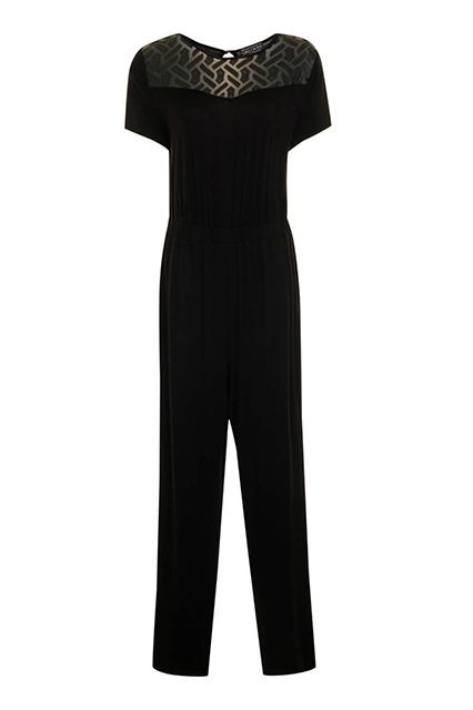 Nếu bạn có một đôi vai có phần vạm vỡ, hãy chọn bộ jumpsuit với phần vai áo được may bằng vải lưới để không phải khoe đôi vai ra ngoài nhưng vẫn đủ mềm mại và gây sự chú ý đối với phần thân trên.