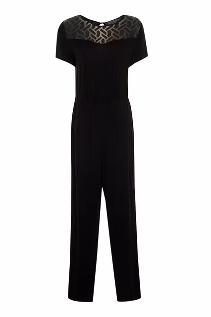 Nếu bạn có một đôi vai có phần vạm vỡ, hãy chọn bộ jumpsuit với phần vai áo được may bằng vải lưới để không phải khoe đôi vai ra ngoài nhưng vẫn đủ mềm mại và gây sự chú ý đối với phần thân trên.