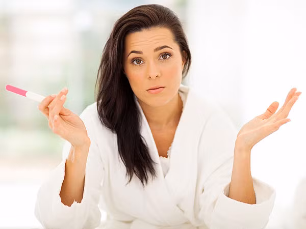 Điều đầu tiên bạn cần ý thức được là phụ nữ và kể cả đàn ông đều ở mọi độ tuổi đều có khả năng bị vô sinh. Các cặp vợ chồng ở độ tuổi 20 cũng có thể khó có con như các cặp vợ chồng ở độ tuổi 40 vì tuổi tác chỉ là một khía cạnh của khả năng sinh sản. 