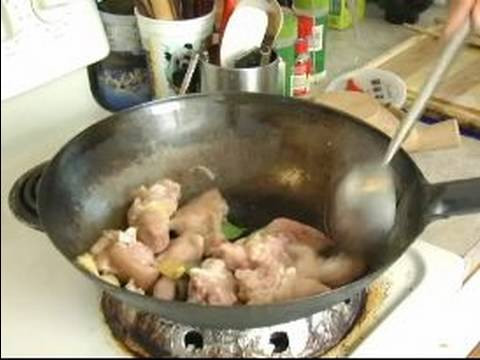 Đun nóng 1 thìa dầu ăn, cho hành, hoa hồi và gừng vào xào, tiếp đến cho chân giò vào đảo qua khoảng 5 phút. 