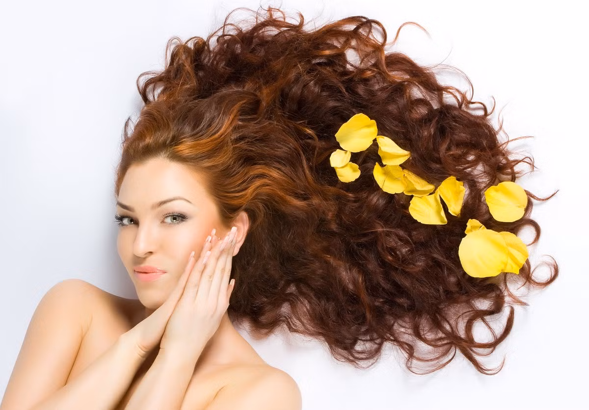 Cũng vì thay đổi hormone nên trong những ngày này, phụ nữ thường thấy tóc tai không được bóng như bình thường và da đầu nhạy cảm hơn. Vì lúc này da đầu dầu hơn bình thường nên cần mang theo dầu gội khô để dùng khi cần. Thời gian này không nên làm đẹp cho tóc như nối tóc, nhuộm màu hay ép tóc bằng hóa chất. 