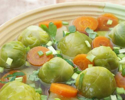 Rất đơn giản, ăn súp bắp cải hàng ngày vào bữa rưa và uống trà vào buổi chiều. Các thực phẩm được ăn thêm trong từng ngày là: tất cả các loại quả trừ chuối (ngày 1); rau sống hoặc nấu chín tự chọn (ngày 2); các loại rau và hoa quả trừ khoai tây và chuối (ngày 3); 1-8 quả chuối (ngày 4); thịt bò và khoai tây (ngày 5); thịt bò và các loại rau trừ khoai tây (ngày 6); cơm, nước hoa quả và rau (ngày 7). 