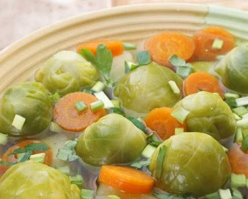 Rất đơn giản, ăn súp bắp cải hàng ngày vào bữa rưa và uống trà vào buổi chiều. Các thực phẩm được ăn thêm trong từng ngày là: tất cả các loại quả trừ chuối (ngày 1); rau sống hoặc nấu chín tự chọn (ngày 2); các loại rau và hoa quả trừ khoai tây và chuối (ngày 3); 1-8 quả chuối (ngày 4); thịt bò và khoai tây (ngày 5); thịt bò và các loại rau trừ khoai tây (ngày 6); cơm, nước hoa quả và rau (ngày 7). 