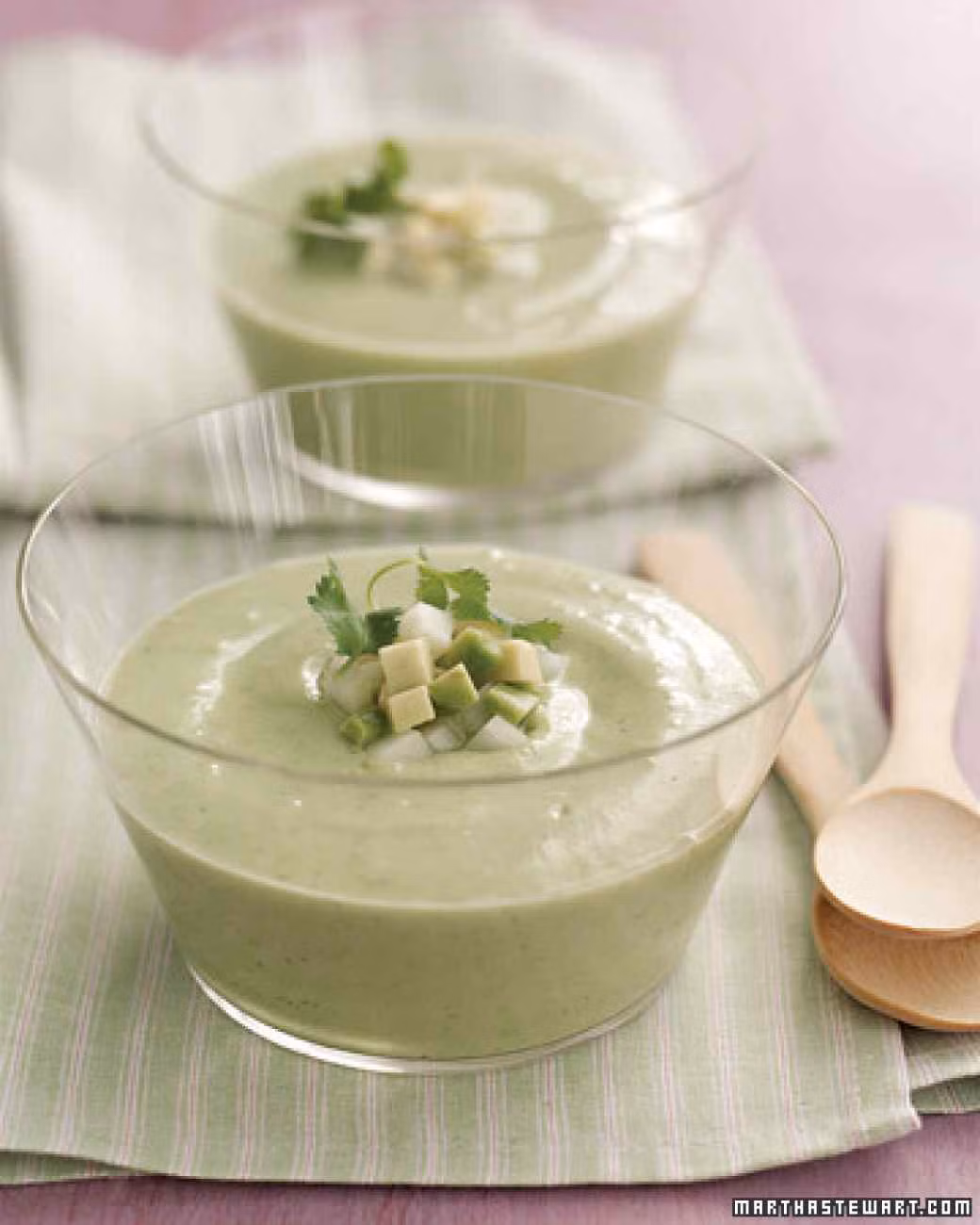 Đổ hỗn hợp trên vào máy xay sinh tố, thêm bơ và rau mùi tây rồi xay ở tốc độ thấp cho đến khi mịn. Đổ hỗn hợp trên ra bát rồi trộn đều cùng sữa chua Hy Lạp, rắc phần dưa chuột còn lại lên trên. Món súp lạnh từ quả bơ này có thể ăn khi còn ấm hoặc để lạnh trong tủ lạnh rồi ăn. 