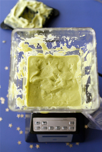 Ngô tách hạt xay rồi ép lấy nước. Cho vào máy xay sinh tố ½ chén nước ép ngô, một nhánh tỏi, một chút ớt và một nửa số nước cốt chanh đã ép rồi xay nhuyễn. Tiếp đó cho 2 quả bơ cùng với phần nước ép ngô còn lại vào và xay tiếp. Nếu hỗn hợp quá loãng có thể cho thêm bơ, hoặc nếu hỗn hợp quá loãng thì cho thêm một chút nước. 