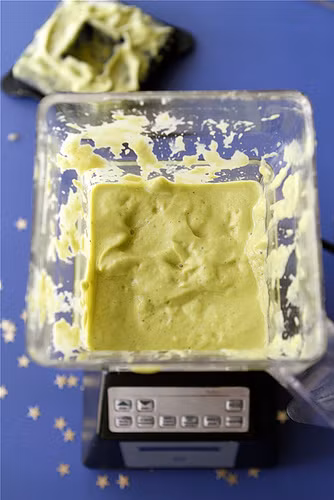 Ngô tách hạt xay rồi ép lấy nước. Cho vào máy xay sinh tố ½ chén nước ép ngô, một nhánh tỏi, một chút ớt và một nửa số nước cốt chanh đã ép rồi xay nhuyễn. Tiếp đó cho 2 quả bơ cùng với phần nước ép ngô còn lại vào và xay tiếp. Nếu hỗn hợp quá loãng có thể cho thêm bơ, hoặc nếu hỗn hợp quá loãng thì cho thêm một chút nước. 