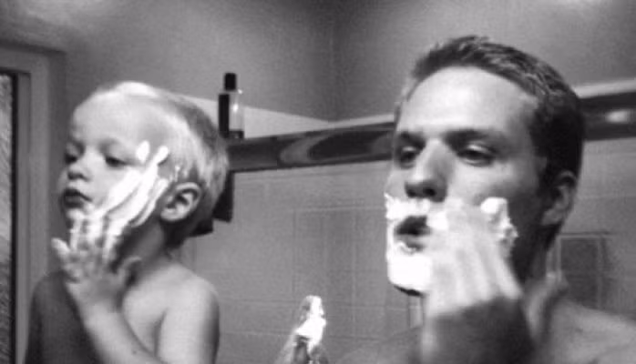 “Con không thể vừa làm việc này vừa làm việc kia được”: Chúng ta đang sống trong một thế giới mà mọi người đang chấp nhận sự lựa chọn của nhau hơn bao giờ hết. Những cầu thủ bóng đá dành nửa thời gian thi đấu và nửa thời gian kinh doanh trang phục thể thao. Nhưng đâu đó vẫn có người cho rằng điều đó thật điên rồ. Nói với các cậu bé rằng chúng không thể hoàn thành 2 vai trò cùng một lúc chính là các ông bố đã tự giới hạn khả năng của con mình. 