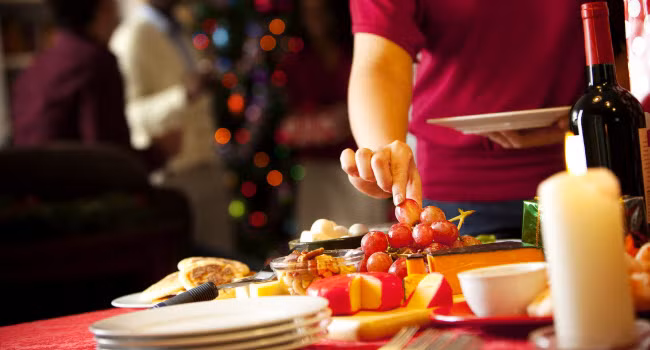 Ngồi ô tô hoặc máy bay quá lâu có thể khiến mọi người nhức mỏi. Việc di chuyển từ nơi này sang nơi kia cũng đồng nghĩa với việc phải thay đổi những thói quen hàng ngày và thêm căng thẳng. Thay đổi khí hậu cũng như độ cao cũng không dễ đối phó với người bị tiểu đường. Khi thời tiết quá nóng, đường huyết thường giảm đột ngột khiến người bị tiểu đường cảm thấy đầu óc nhẹ bẫng, mất phương hướng. Cùng với đó giấc ngủ cũng bị ảnh hưởng. 