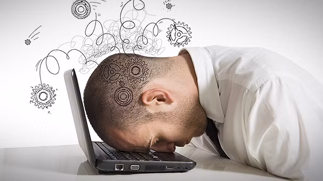 Nếu bạn đã làm mọi thứ đúng cách mà cân nặng vẫn không giảm thì có nghĩa bạn chưa ngủ đủ hoặc chưa kiểm soát tốt sự căng thẳng. Cần ngủ tối thiểu 6 tiếng mỗi đêm và tránh những hoạt động kích thích trước khi đi ngủ như ngồi máy tính, chuyện trò căng thẳng hay xem tivi, càng không nên tập thể dục trước khi đi ngủ. 