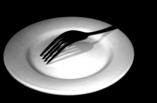 Ăn không đủ số bữa: Giảm calo không có nghĩa là bỏ bữa. Khoa học đã chứng minh rằng khi bỏ bữa, lượng đường huyết tăng cao và phản ứng insulin bị chậm đi. Tình trạng này còn gọi là tình trạng chết đói. Khi bỏ bữa hoặc thời gian giữa hai bữa ăn quá dài, quá trình trao đổi chất bị chậm lại và thay vì đốt calo, cơ thể tích calo thành mỡ nên khó giảm cân. Thời gian hợp lý giữa hai bữa ăn nên là 4 tiếng. 