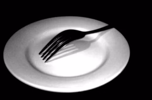 Ăn không đủ số bữa: Giảm calo không có nghĩa là bỏ bữa. Khoa học đã chứng minh rằng khi bỏ bữa, lượng đường huyết tăng cao và phản ứng insulin bị chậm đi. Tình trạng này còn gọi là tình trạng chết đói. Khi bỏ bữa hoặc thời gian giữa hai bữa ăn quá dài, quá trình trao đổi chất bị chậm lại và thay vì đốt calo, cơ thể tích calo thành mỡ nên khó giảm cân. Thời gian hợp lý giữa hai bữa ăn nên là 4 tiếng. 