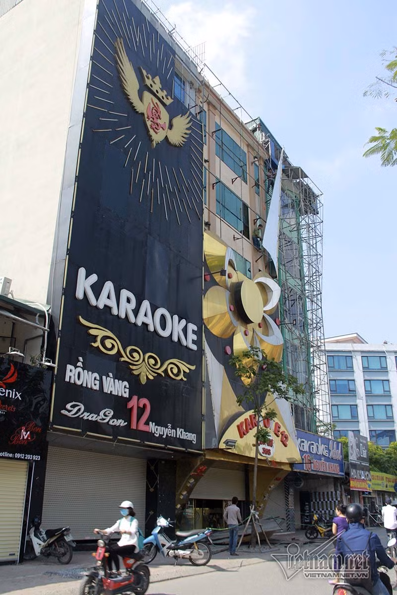 Theo lời các chủ quán, biển càng to, càng màu sắc và nhiều chi tiết nổi bật thì càng dễ thu hút khách tới hát. Hơn thế, biển quảng cáo cũng thể hiện phần nào sự sang trọng của quán, do đó mỗi quán hát “mọc” lên sau đều cố gắng trang bị biển quảng cáo to hơn, màu sắc hơn quán trước.