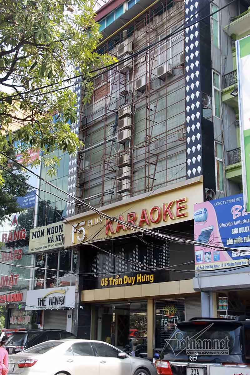 Trên phố Trần Duy Hưng, nhiều quán karaoke cũng phải tháo dỡ biển 