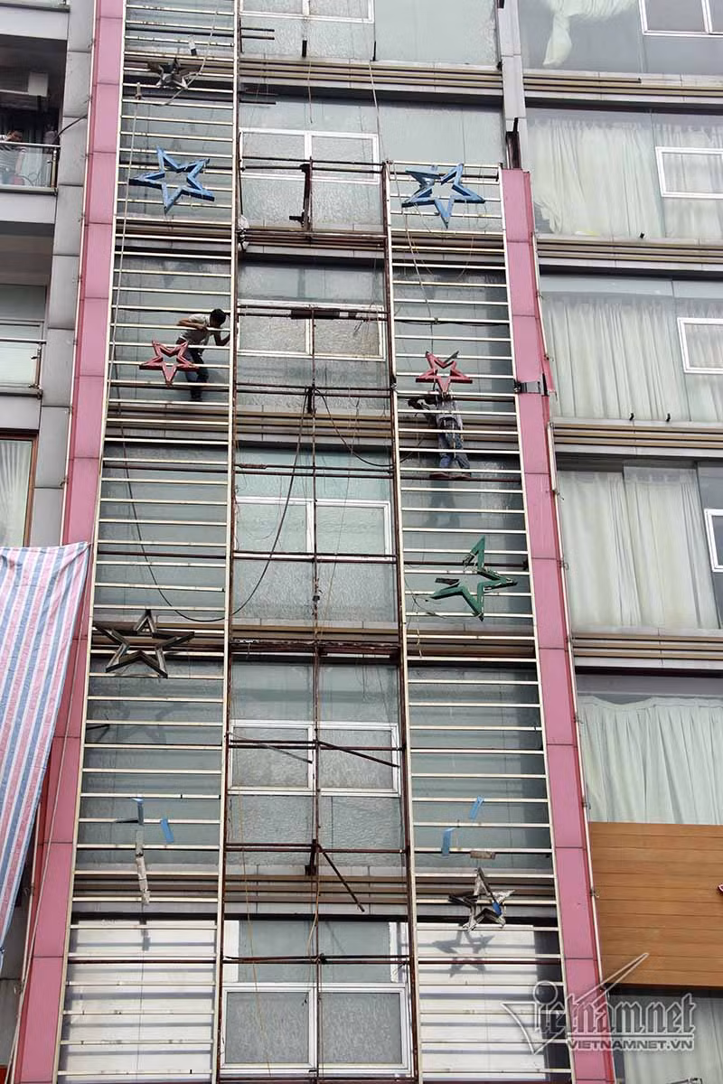 Quán sau khi dỡ biển. 