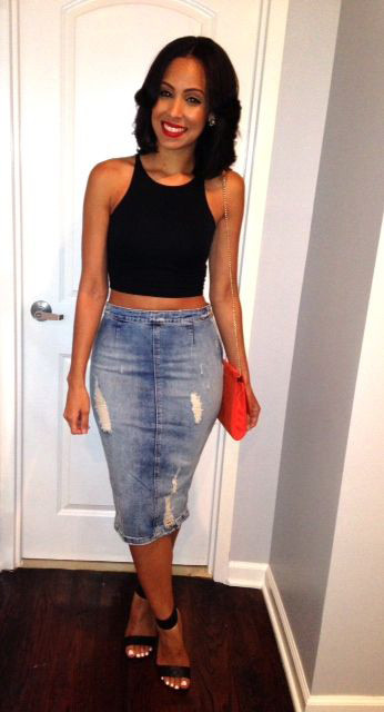 Váy bút chì chất liệu jean rất hợp với áo croptop khi đi chơi.