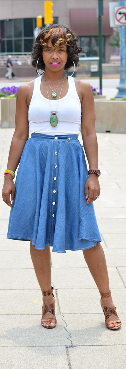 Với những cô nàng không thích dáng váy mini, có thể chọn dáng váy midi với chất liệu mềm hơn. Kiểu váy này nên kết hợp với áo đơn sắc và phụ kiện màu sáng. 