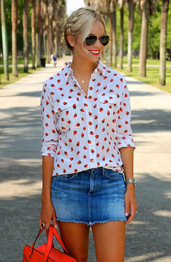 Đôi khi tất cả những gì bạn cần để mix cùng chân váy jean chỉ đơn giản là một chiếc sơ mi họa tiết. 