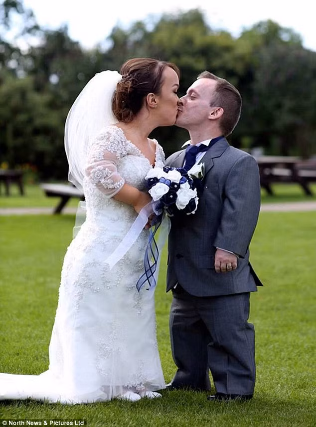 Một cặp đôi người Anh đang sống tại Sunderland gặp nhau khi đang đóng vở kịch câm “Bạch Tuyết và 7 chú lùn” đã tổ chức một đám cưới trong mơ và còn có sự chứng kiến của cậu con trai của họ. 