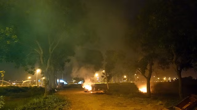 Có nơi, mật độ các đống đốt rơm rạ, cây cỏ khá dày đặc...