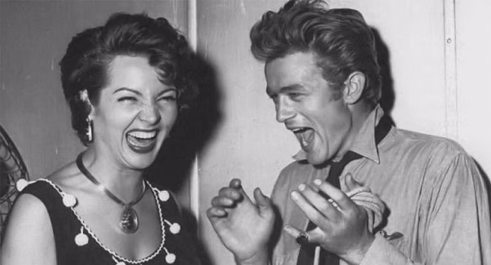 Phụ nữ đánh giá cao đàn ông làm họ cười hoặc cười hưởng ứng những trò đùa của họ.