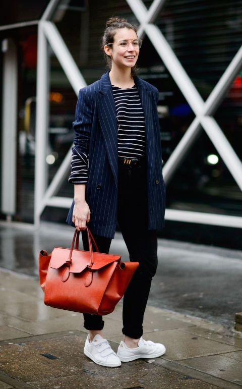 Thay vì mặc áo vest theo cách thông thường, bạn chỉ cần xắn tay áo lên để lộ chiếc áo bên trong, nhìn có vẻ hơi lộn xộn một chút nhưng lại rất cá tính, nhất là khi hai chiếc áo đối chọi về màu sắc.