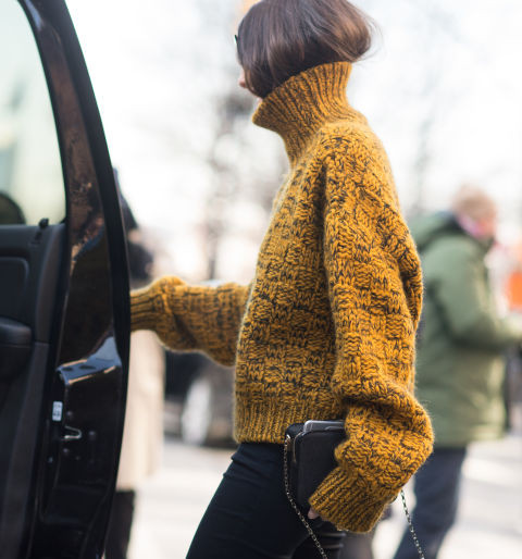 Những chiếc áo len cao cổ như thế này hay được các BTV thời trang lựa chọn vì nó mang lại cho họ vẻ đẹp thanh lịch. Hơn nữa, vào những ngày đầu tóc không được mượt mà lắm, bạn còn có thể cho tóc vào bên trong chiếc "cổ rùa" kia, chẳng ai biết bạn là cô nàng lười biếng.