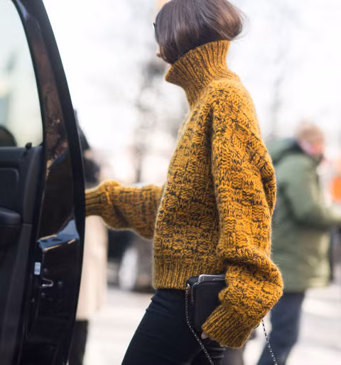 Những chiếc áo len cao cổ như thế này hay được các BTV thời trang lựa chọn vì nó mang lại cho họ vẻ đẹp thanh lịch. Hơn nữa, vào những ngày đầu tóc không được mượt mà lắm, bạn còn có thể cho tóc vào bên trong chiếc "cổ rùa" kia, chẳng ai biết bạn là cô nàng lười biếng.