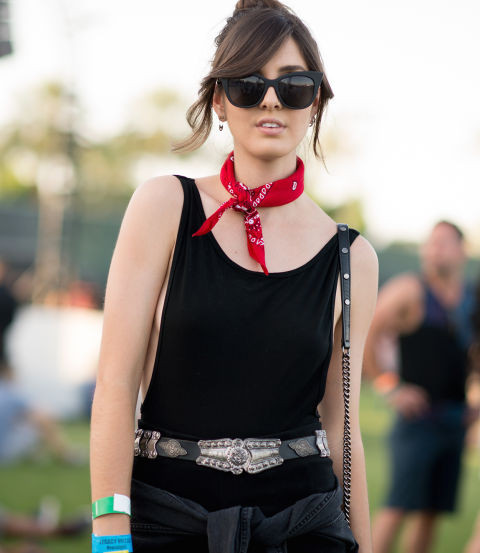 Một chiếc khăn tay được quàng khéo léo và nghệ thuật quanh cổ cũng là phụ kiện thời trang được ưa thích vì nó làm bạn nổi bật nhưng không quá chỉn chu.