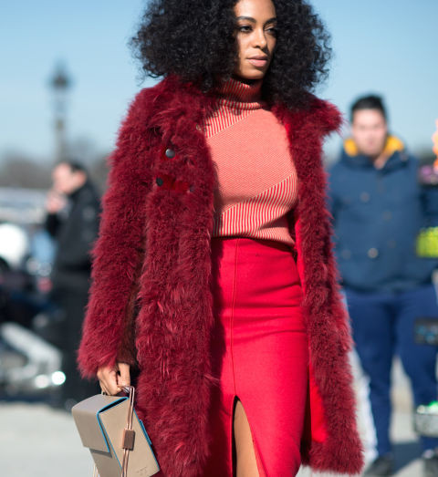 Một biến tấu từ xu hướng color-block, hãy chọn các món đồ cùng tông nhưng sắc độ đậm nhạt khác nhau thành một bộ trang phục tinh tế.