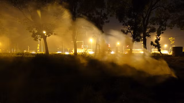 Một góc ngọai ô mờ ảo trong đêm vì khói bụi. 