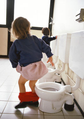 Một số trẻ lại chẳng thích chút nào khi bố mẹ đăng những tấm ảnh đáng xấu hổ của mình lên mạng xã hội hay kể lại chuyện từ ngày bé cho bạn bè và những người trong gia đình nghe. 