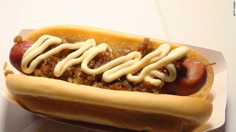 Mù tạt: Món xúc xích sẽ không thể là xúc xích nếu thiếu đi một chút mù tạt được xịt ngoằn nghèo như rắn lên trên. Loại sốt này còn có thể cho vào hầu hết các loại thịt để làm món ăn ngon hơn. 