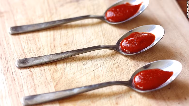 Sriacha là một loại tương ớt của Thái Lan và được đặt tên theo thành phố ven biển Si Racha phía Đông nước này. Tương ớt này ngọt nhiều hơn cay và có vị tỏi, ngoài món Thái thì người phương Tây còn cho Sriacha vào phở hoặc chấm thịt chiên nướng. 