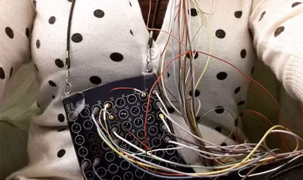 Trung bình mỗi tuần cô Heather chỉ ra khỏi nhà 1 lần để mua đồ ăn hoặc đến một cuộc hẹn nếu có hẹn trước. Nhìn bề ngoài cô vẫn hoàn toàn khỏe mạnh nhưng ngoài mệt mỏi thì cô còn mắc bệnh hay quên và đau cơ. Cô từng là một nhà sinh vật học về giao tiếp trước khi mắc bệnh vào năm 2009. 