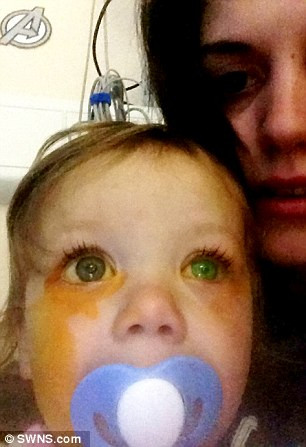 Bà mẹ này cho biết đã hết sức lưu ý để mọi thứ thật cẩn thận để tránh nguy hiểm cho bé nhưng bé Rainbow vẫn móc được viên nước giặt qua một cái lỗ trên tủ bát và làm vỡ khi cố gắng kéo túi nước giặt bằng 3 ngón tay này ra ngoài. 