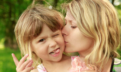 Tạo dựng lòng tin của trẻ đối với cha mẹ, khuyến khích và thể hiện tình cảm với trẻ bằng cách kiên nhẫn và nhạy cảm, nhờ vậy trẻ sẽ được ổn định về tình cảm. Hãy luôn cho trẻ cơ hội đưa ra quyết định để có thể tạo dựng cho mình sự tự tin và rèn luyện kỹ năng ra quyết định. 