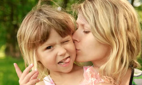 Tạo dựng lòng tin của trẻ đối với cha mẹ, khuyến khích và thể hiện tình cảm với trẻ bằng cách kiên nhẫn và nhạy cảm, nhờ vậy trẻ sẽ được ổn định về tình cảm. Hãy luôn cho trẻ cơ hội đưa ra quyết định để có thể tạo dựng cho mình sự tự tin và rèn luyện kỹ năng ra quyết định. 