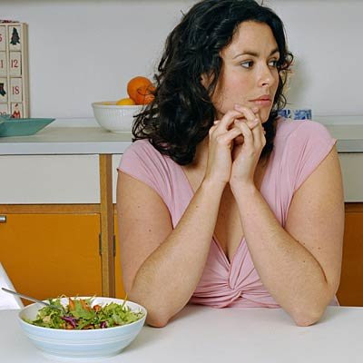 Đói vì sắp đến kỳ: Vài ngày trước khi đến kỳ đèn đỏ, lượng hormone thay đổi làm khẩu vị và cơn thèm ăn của bạn bỗng lộn xộn. Lúc này nên chú ý và ăn nhiều hơn một chút nếu cần. Những dấu hiệu trên sẽ nhanh chóng biến mất và bạn sẽ lấy lại được cân bằng. 