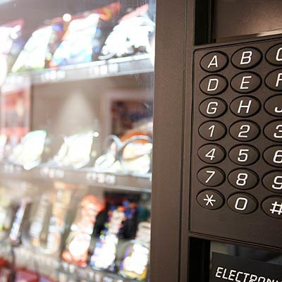 Đói vào buổi chiều: Vào tầm 3 giờ chiều bạn luôn cảm thấy đói vì năng lượng đang mất dần vào cuối ngày. Chưa kể lúc này bạn đã ăn trưa xong được vài giờ và dạ dày đã ngót đi đáng kể. Vì vậy hãy chuẩn bị sẵn một số đồ ăn trong ngăn kéo, tốt nhất là nên ăn những đồ ăn có chứa nhiều protein để có sức trụ đến bữa tối. 