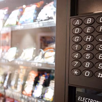 Đói vào buổi chiều: Vào tầm 3 giờ chiều bạn luôn cảm thấy đói vì năng lượng đang mất dần vào cuối ngày. Chưa kể lúc này bạn đã ăn trưa xong được vài giờ và dạ dày đã ngót đi đáng kể. Vì vậy hãy chuẩn bị sẵn một số đồ ăn trong ngăn kéo, tốt nhất là nên ăn những đồ ăn có chứa nhiều protein để có sức trụ đến bữa tối. 